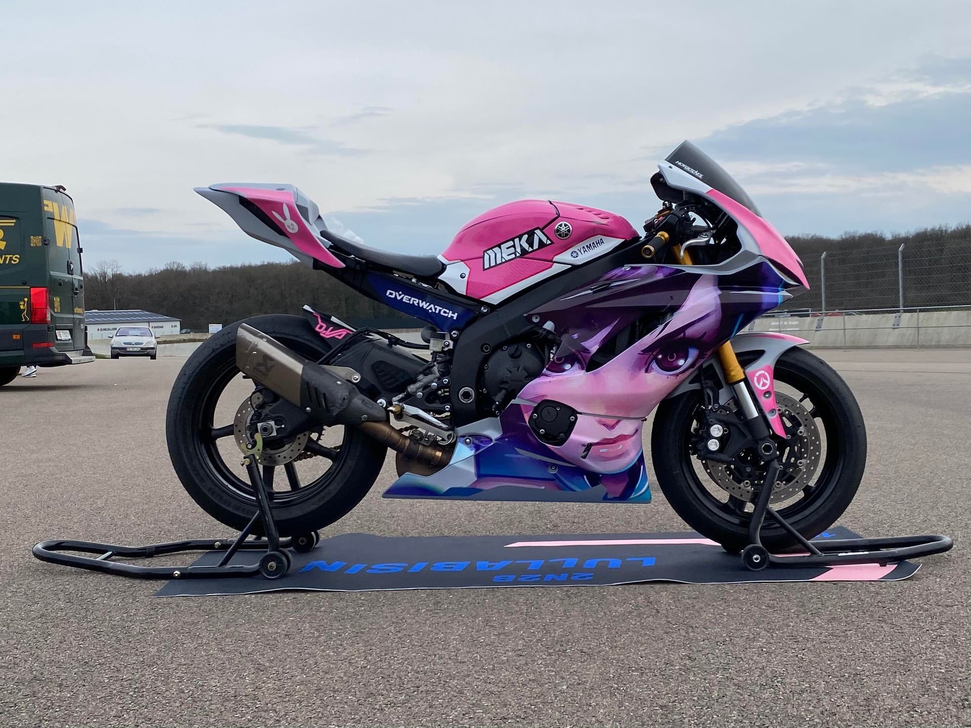 Challenger auffällig gestalten: Mit Anime-Folie zum Street-Style-Star