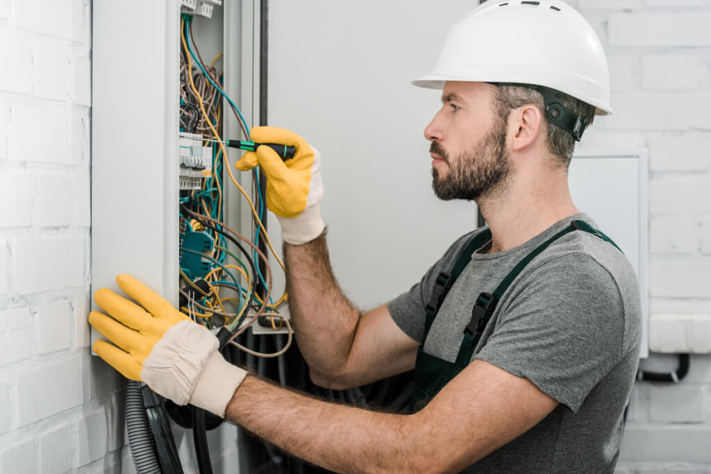 Wie eine ordnungsgemäße UVV Prüfung die DGUV V3 Prüfung effektiv unterstützt und Ihre Anlagen schützt