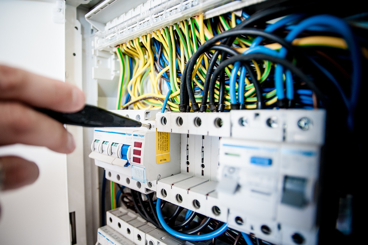 Wie eine ordnungsgemäße UVV Prüfung die DGUV V3 Prüfung effektiv unterstützt und Ihre Anlagen schützt